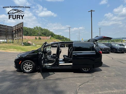 Used 2024 Chrysler Pacifica Touring-L FWD image 39
