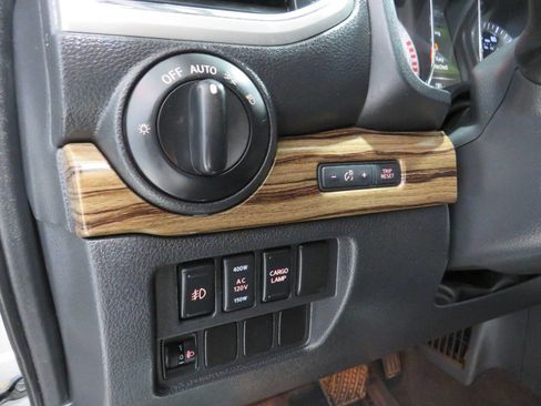 Used 2017 Nissan Titan SL w/ SL Towing Convenience Package image 23