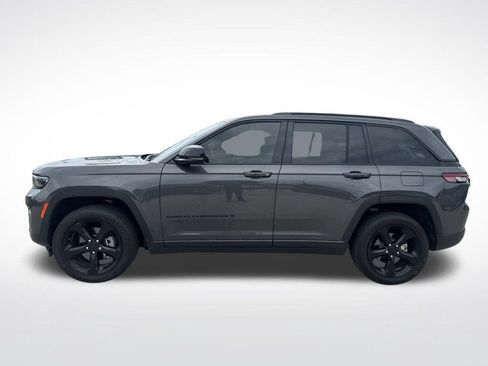 Used 2024 Jeep Grand Cherokee Altitude RWD image 3