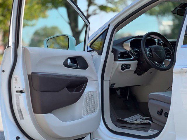 Used 2017 Chrysler Pacifica Touring-L w/ Tire & Wheel Group FWD image 9