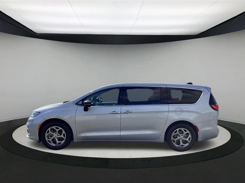 Used 2024 Chrysler Pacifica Limited FWD image 5