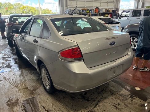 Used 2011 Ford Focus SE FWD image 2