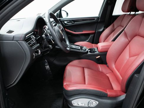 Certified 2025 Porsche Macan image 16
