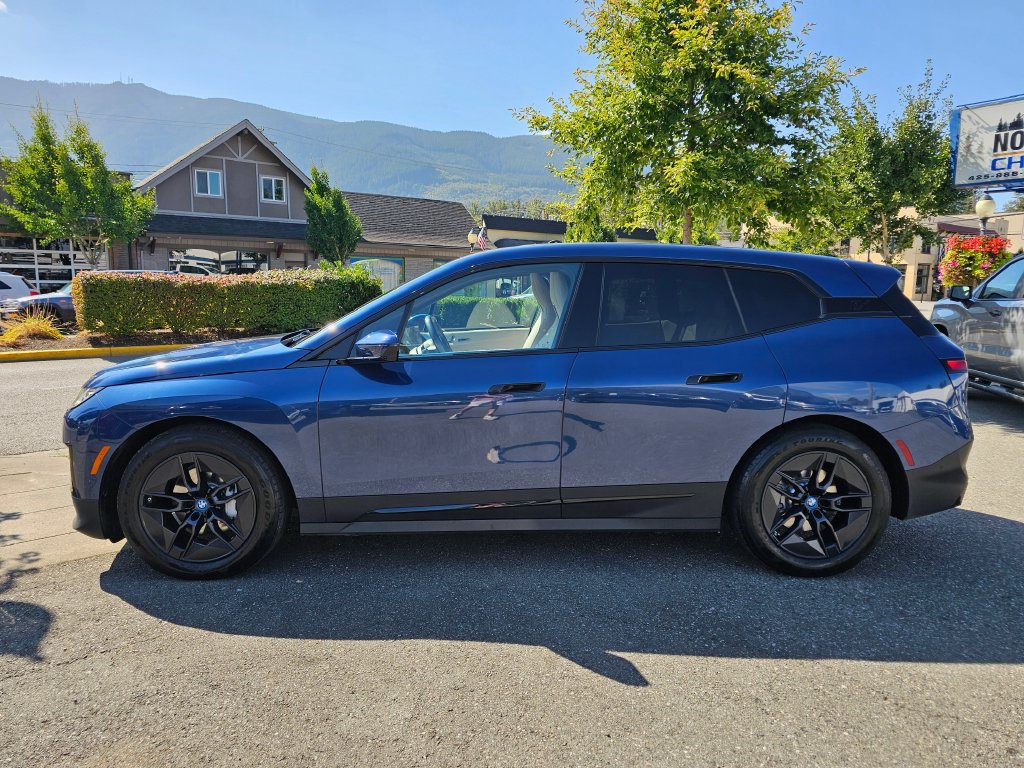 Used 2023 BMW iX xDrive50 w/ Premium Package AWD/4WD image 8