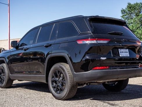 Used 2025 Jeep Grand Cherokee Altitude AWD/4WD image 7