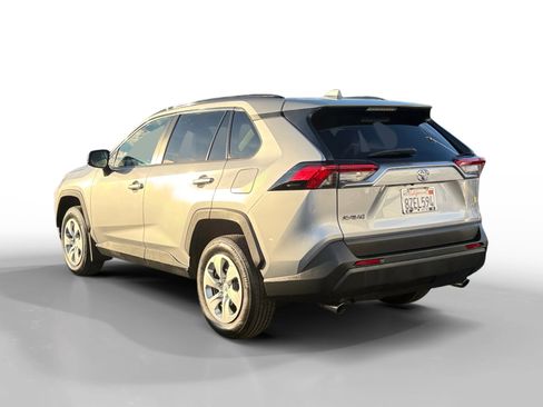 Used 2019 Toyota RAV4 LE image 3