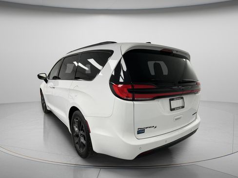 Used 2025 Chrysler Pacifica Limited FWD image 6