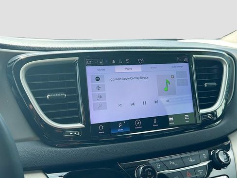 Used 2024 Chrysler Pacifica Touring-L FWD image 15