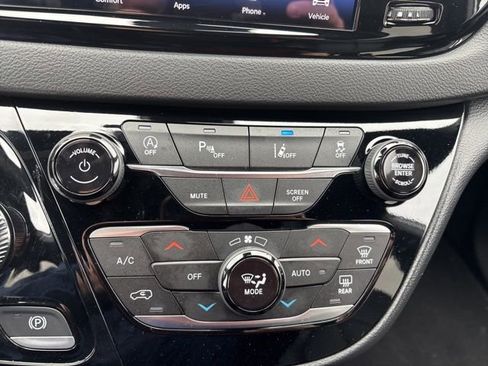 Used 2025 Chrysler Pacifica Select FWD image 10