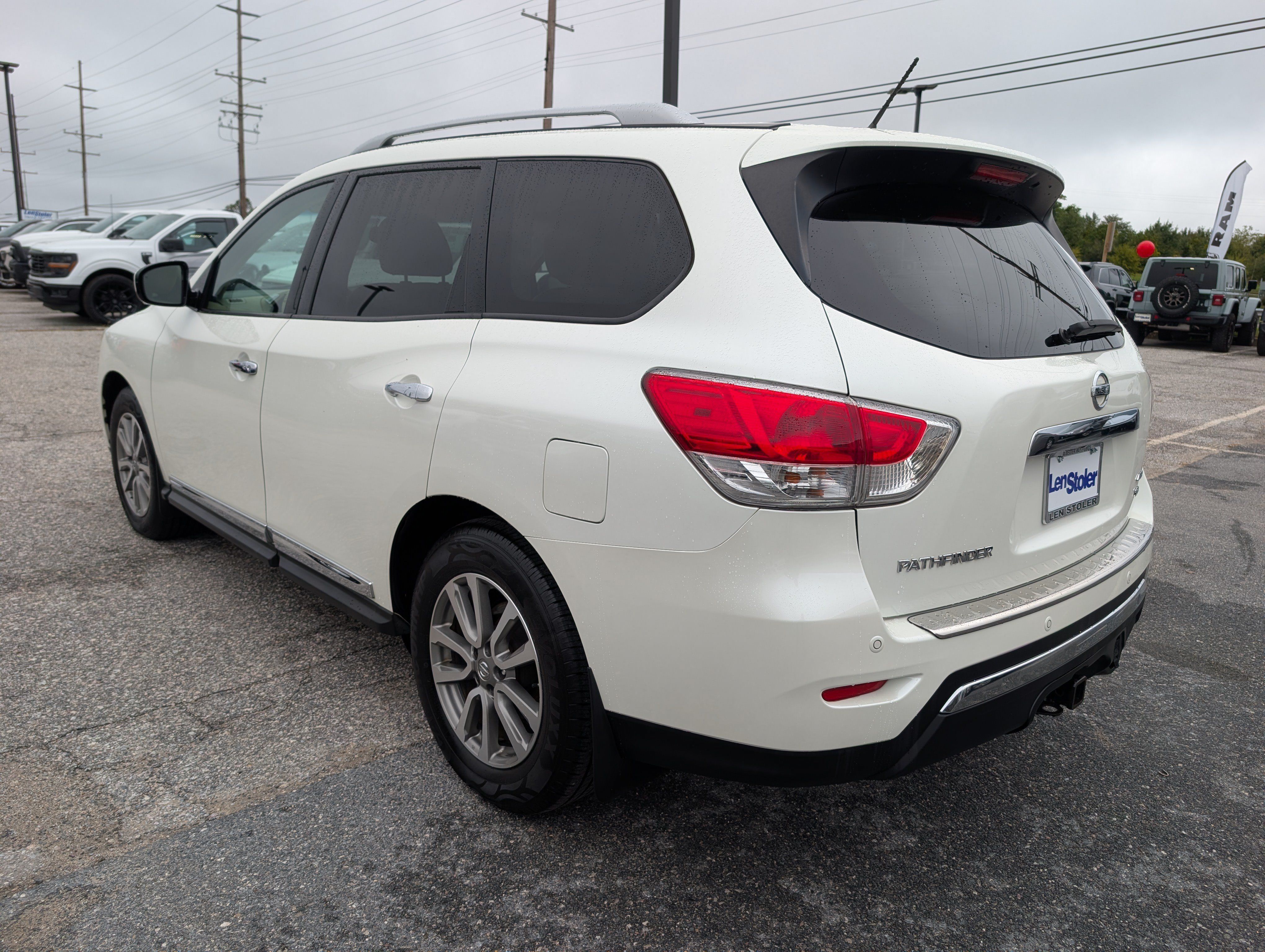 Used 2015 Nissan Pathfinder SL w/ SL Tech Package FWD image 3