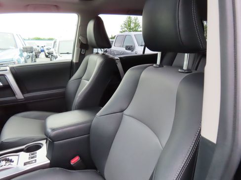Used 2020 Toyota 4Runner SR5 Premium w/ Moonroof Package AWD/4WD image 28