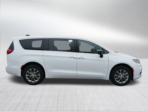 New 2026 Chrysler Pacifica Limited w/ Trailer Tow Group image 8