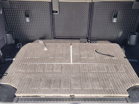 Used 2021 Land Rover Defender 110 SE image 31