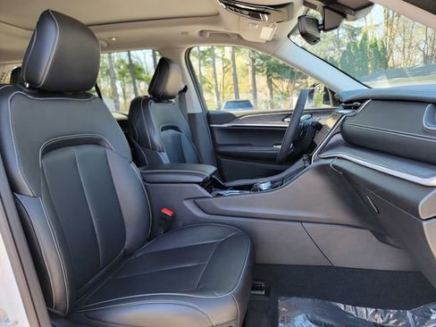 Certified 2023 Jeep Grand Cherokee Limited image 24