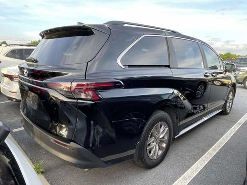Used 2025 Toyota Sienna XLE FWD image 4