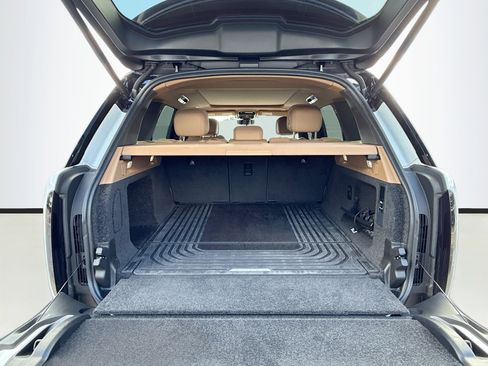Used 2025 Land Rover Range Rover SE image 10
