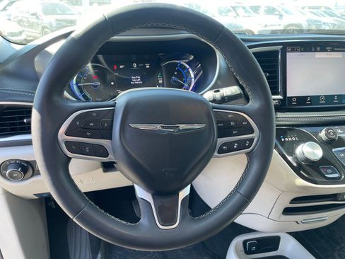 Used 2023 Chrysler Pacifica Touring-L image 29