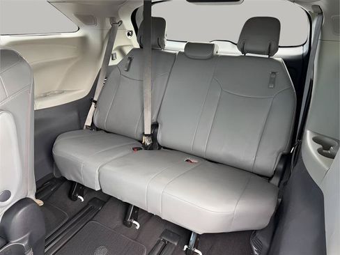 Used 2022 Toyota Sienna Limited FWD image 28