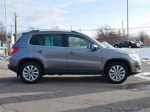 Used 2011 Volkswagen Tiguan SE image 8