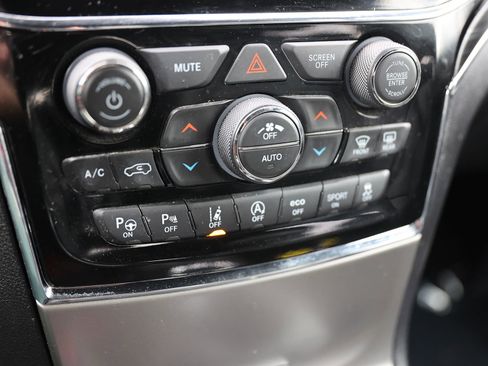 Used 2020 Jeep Grand Cherokee Limited w/ Luxury Group II image 28