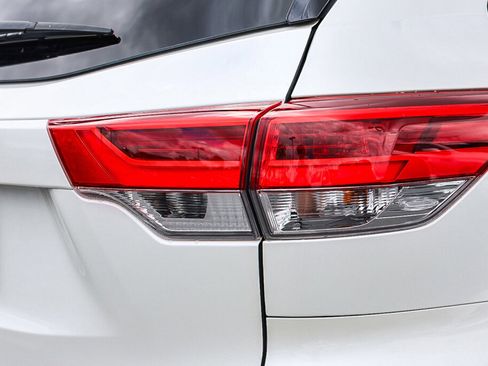 Used 2018 Toyota Highlander Limited FWD image 28