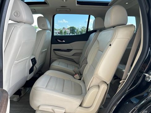 Used 2022 GMC Acadia Denali w/ Denali Ultimate Package FWD image 9