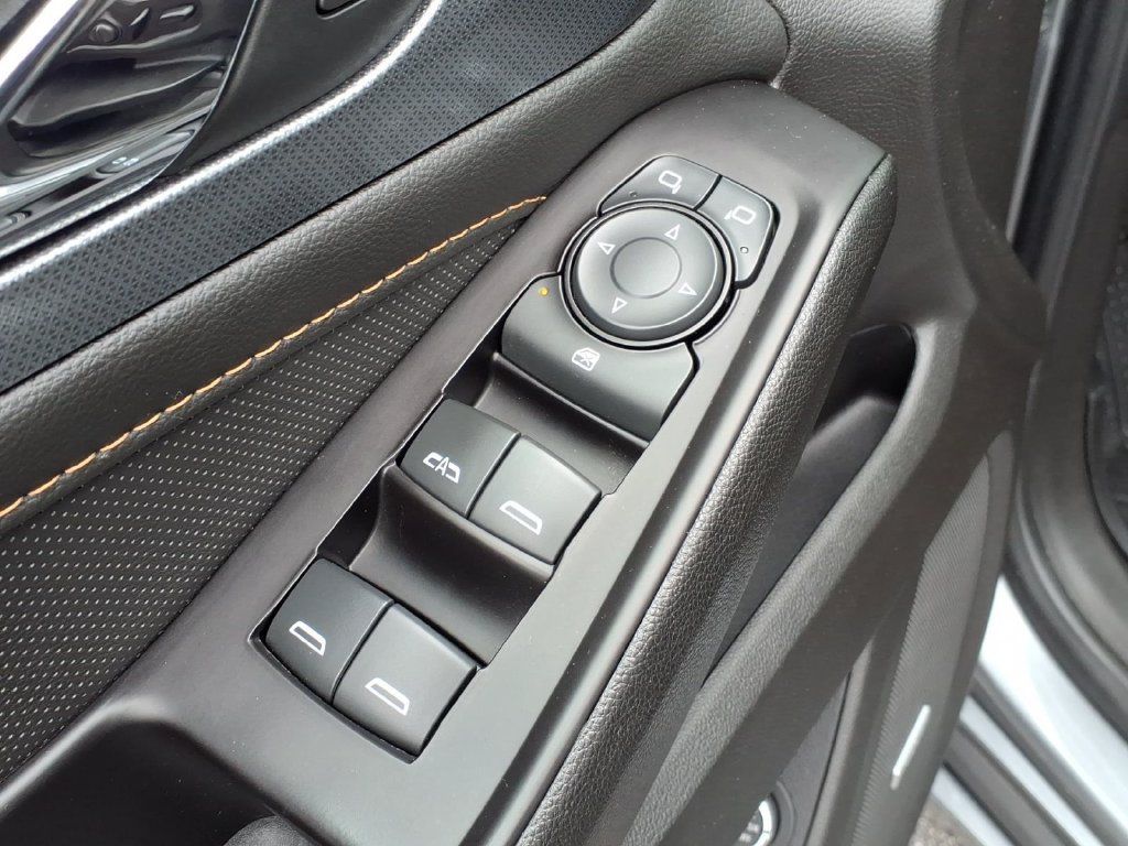 Used 2020 Chevrolet Traverse Premier w/ LPO, Blackout Package FWD image 8