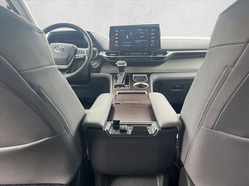 Used 2023 Toyota Sienna XLE image 18