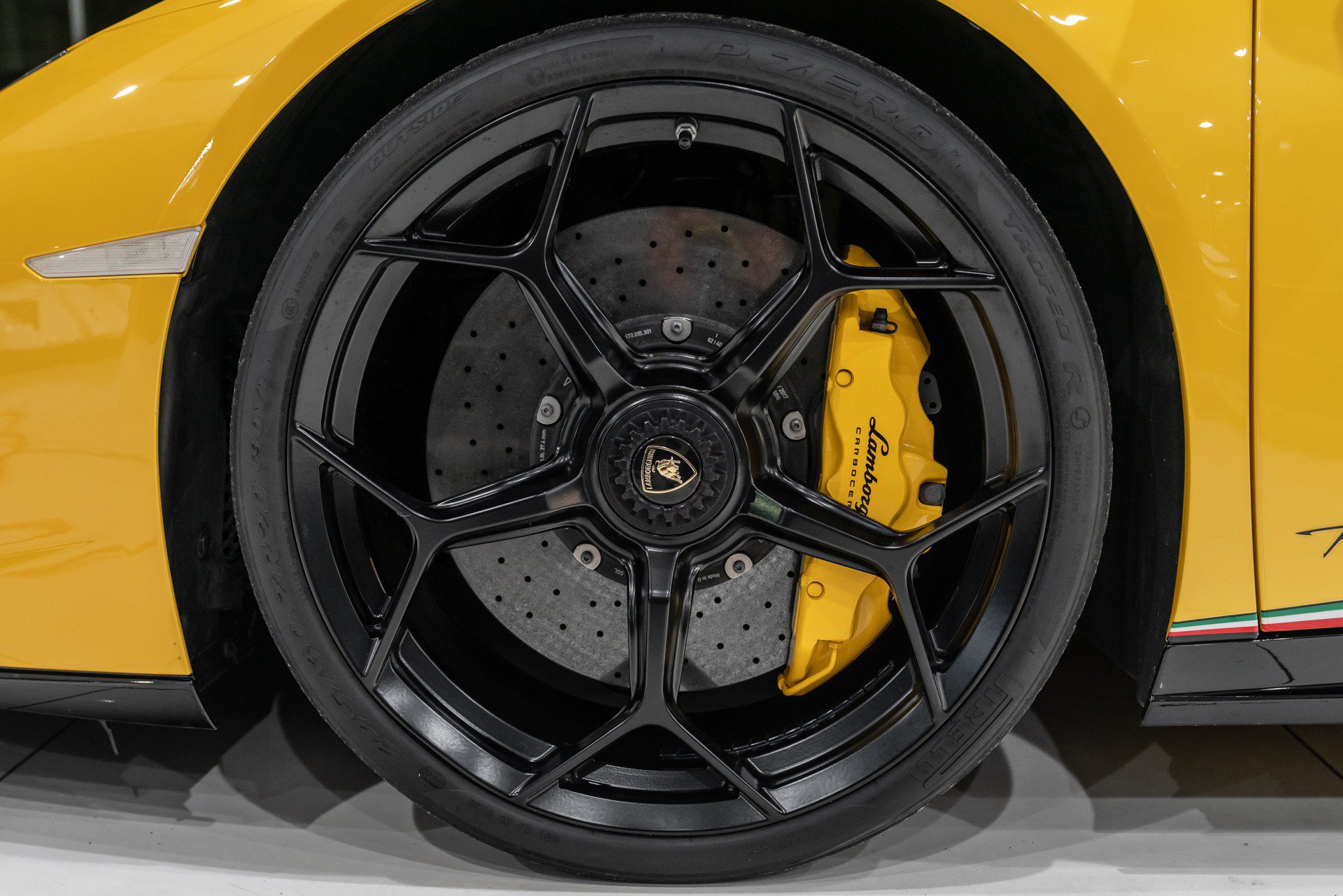 Used 2018 Lamborghini Huracan Performante AWD/4WD image 51