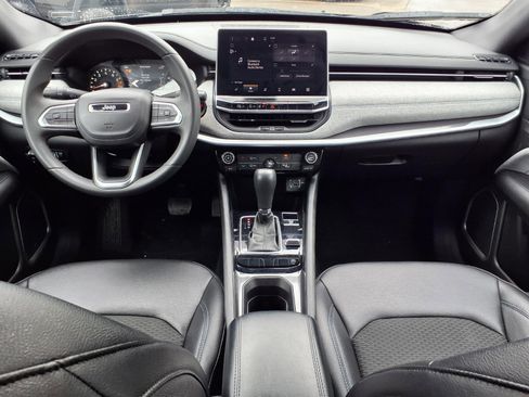 Used 2024 Jeep Compass Latitude image 8