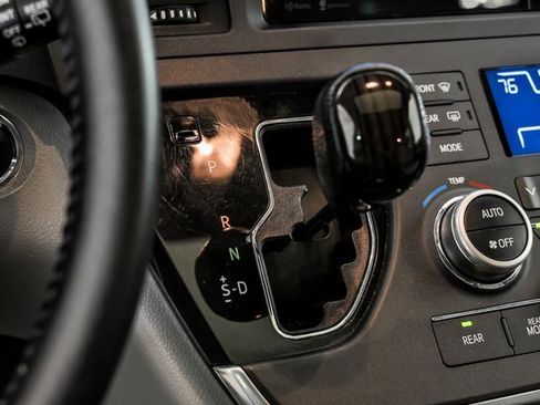 Used 2015 Toyota Sienna XLE Premium image 23