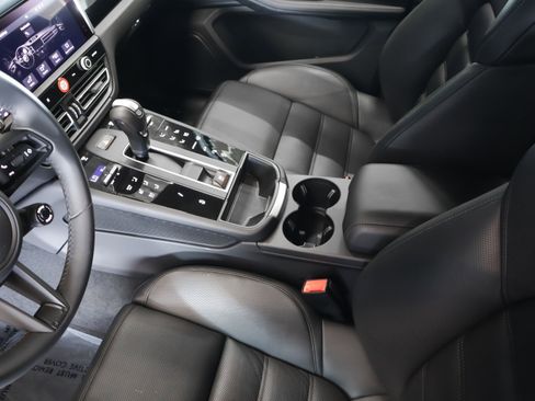 Certified 2025 Porsche Macan T image 18
