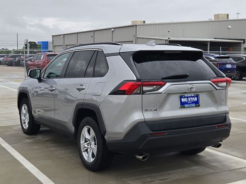 Used 2021 Toyota RAV4 XLE w/ Convenience Package FWD image 6