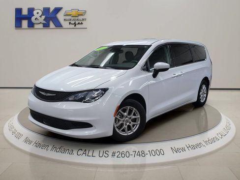 Used 2023 Chrysler Voyager LX FWD image 3