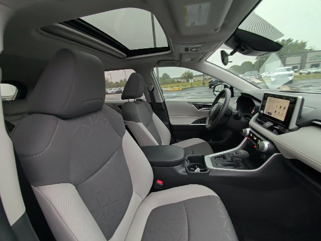 Used 2025 Toyota RAV4 XLE w/ Convenience Package FWD image 4