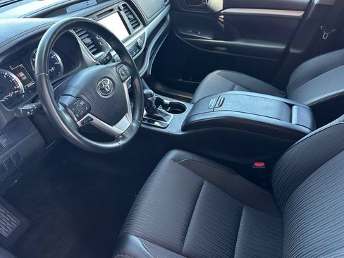 Used 2018 Toyota Highlander Plus AWD/4WD image 9