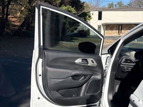 Used 2024 Chrysler Pacifica Limited w/ S Appearance Package image 12