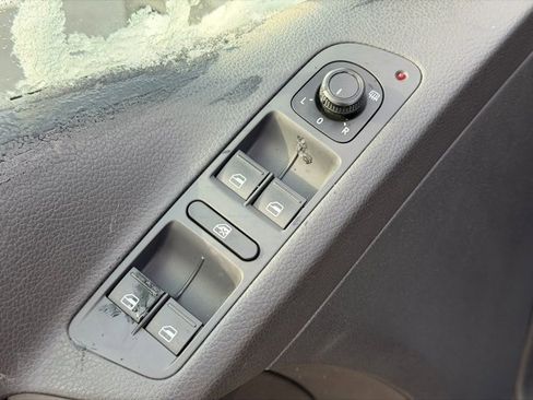 Used 2016 Volkswagen Tiguan S image 17