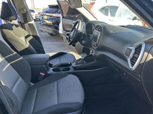 Used 2023 Kia Soul LX image 26