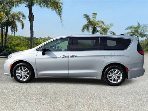 New 2026 Chrysler Pacifica Select image 2