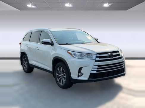 Used 2019 Toyota Highlander XLE AWD/4WD image 4
