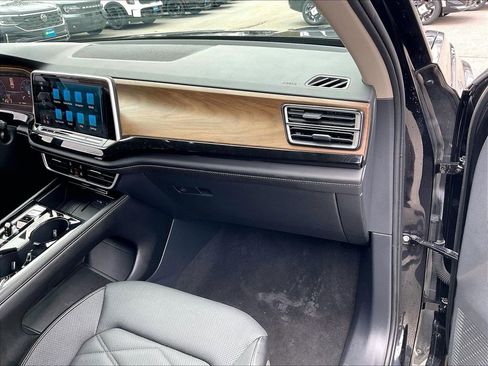 Used 2025 Volkswagen Atlas SE image 12