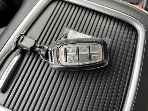 Used 2023 Chrysler Pacifica Touring-L image 28