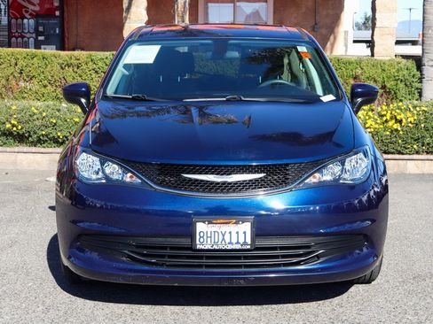 Used 2019 Chrysler Pacifica Touring image 3