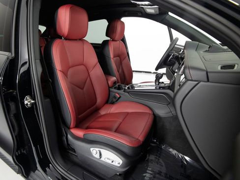 Certified 2025 Porsche Macan image 33