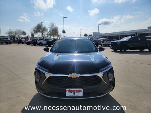 Used 2025 Chevrolet Trax LT w/ LT Convenience Package image 2