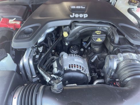 Used 2018 Jeep Wrangler Unlimited Sahara AWD/4WD image 32