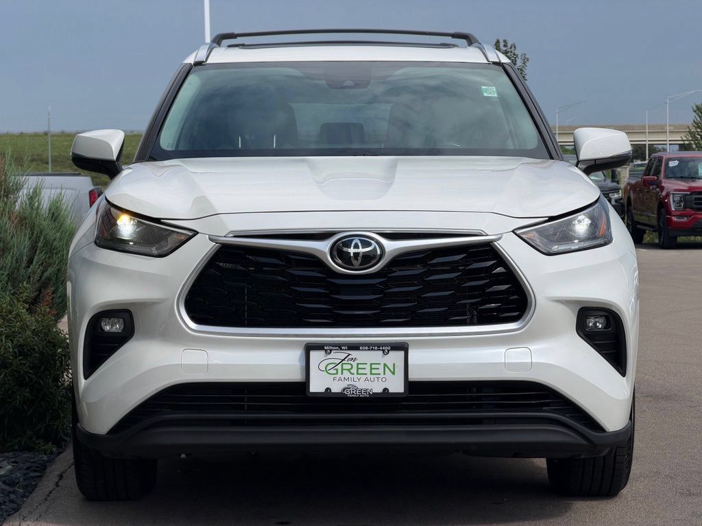 Used 2021 Toyota Highlander XLE AWD/4WD image 6