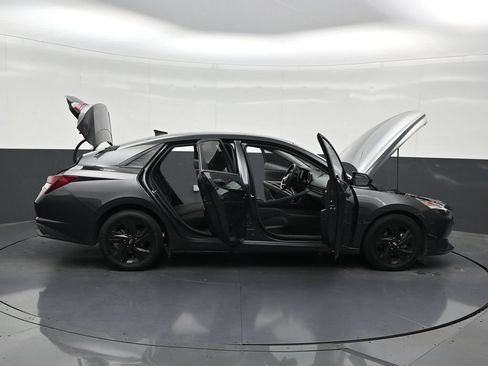 Used 2021 Hyundai Elantra SEL w/ Preferred Accessory Package FWD image 32