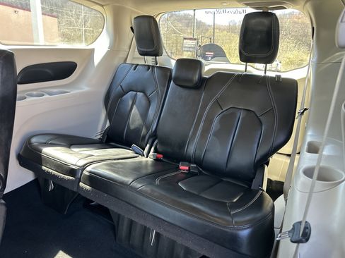 Used 2024 Chrysler Pacifica Touring-L FWD image 26